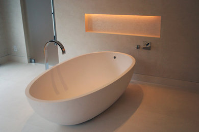 Идея дизайна: большая главная ванная комната в стиле модернизм с отдельно стоящей ванной, бежевой плиткой, каменной плиткой, бежевыми стенами и полом из известняка