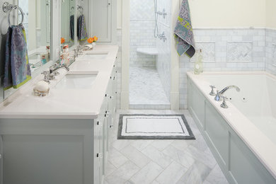 Example of a minimalist bathroom design in New York