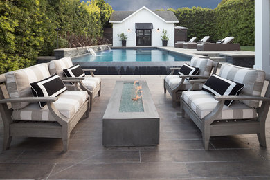 Example of a farmhouse patio design in Los Angeles