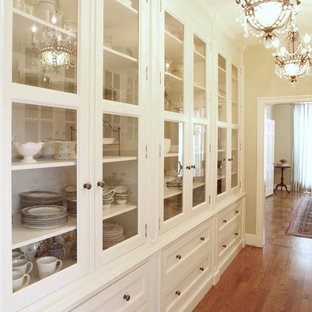 Foto på ett stort vintage kök, med luckor med glaspanel, vita skåp, marmorbänkskiva, vitt stänkskydd, integrerade vitvaror och mellanmörkt trägolv