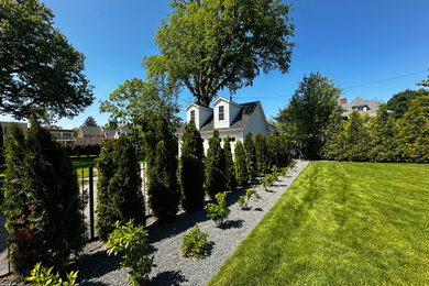 Photo of a small traditional full sun landscaping in Chicago.
