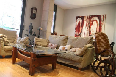 Example of a trendy living room design in Barcelona