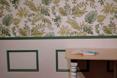モントリオールにある小さなトロピカルスタイルのおしゃれな寝室 (白い壁、濃色無垢フローリング、茶色い床、羽目板の壁) のインテリア
