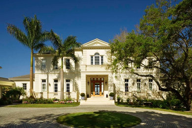 Example of a classic entryway design in Tampa