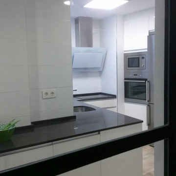 Diseño de Cocina con Cristalera en Granada