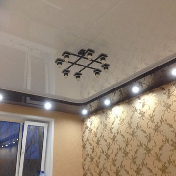 двухуровневые натяжные потолки в зале