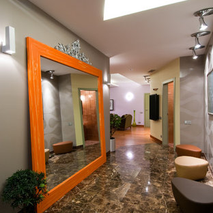 Foto på en stor eklektisk farstu, med grå väggar och marmorgolv