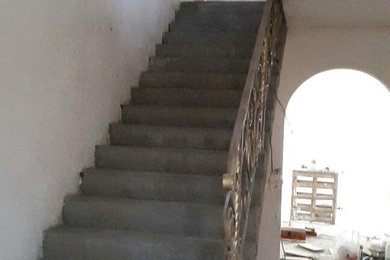 На фото: прямая бетонная лестница среднего размера в классическом стиле с акриловыми ступенями с