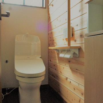杉板貼りのトイレ