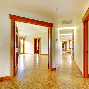 Inspiration för en stor vintage hall, med beige väggar och korkgolv