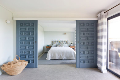 Diseño de habitación de invitados bohemia grande con paredes azules y suelo de linóleo