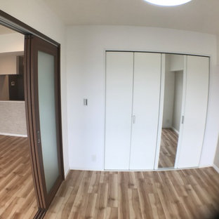 他の地域の中サイズのアジアンスタイルのおしゃれな室内コート (白い壁、合板フローリング、黄色い床) の写真