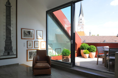 Moderne Terrasse mit Kübelpflanzen in München