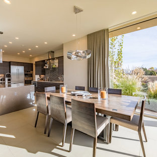 アルバカーキの中サイズのコンテンポラリースタイルのLDKの画像 (ベージュの床、磁器タイルの床、ベージュの壁、暖炉なし)