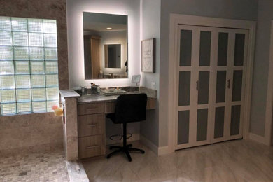 Imagen de cuarto de baño principal y a medida contemporáneo pequeño con armarios con paneles lisos, puertas de armario de madera en tonos medios, encimera de cuarzo compacto y encimeras beige