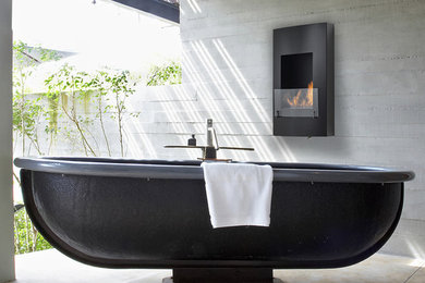 Example of a minimalist bathroom design in Portland