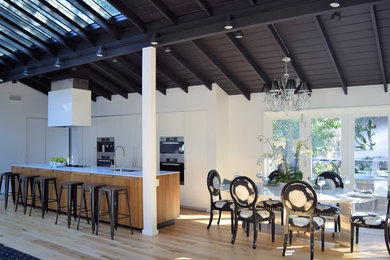 Minimalist kitchen photo in Los Angeles