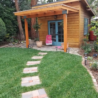 Geometrischer, Halbschattiger Stilmix Garten hinter dem Haus mit Gehweg und Betonplatten in Los Angeles