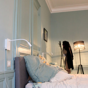 Geräumiges Klassisches Hauptschlafzimmer mit blauer Wandfarbe und vertäfelten Wänden in Bordeaux