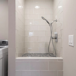 他の地域の中サイズのおしゃれな家事室 (アンダーカウンターシンク、レイズドパネル扉のキャビネット、白いキャビネット、御影石カウンター、グレーの壁、磁器タイルの床、左右配置の洗濯機・乾燥機、茶色い床、マルチカラーのキッチンカウンター) の写真