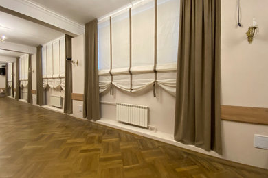 Идея дизайна: гостиная комната в стиле неоклассика (современная классика)
