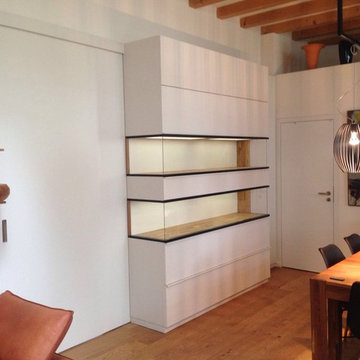 Stauraum-Vitrinenschrank-Schiebetüranlage