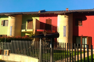 Ejemplo de fachada de casa bifamiliar multicolor minimalista grande de tres plantas con revestimientos combinados, tejado a doble faldón y tejado de teja de madera