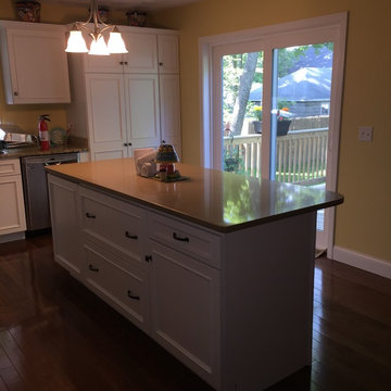 Homecrest Tuscany Cabinets, Giallo Ornimental & Mystic Gold Color Quartz Kitchen