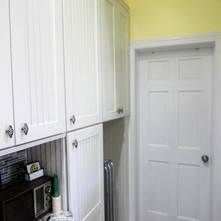 Idéer för stora funkis flerfärgat kök, med en undermonterad diskho, luckor med glaspanel, vita skåp, flerfärgad stänkskydd, stänkskydd i keramik, cementgolv och flerfärgat golv