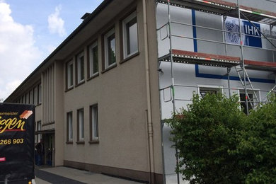 Großes, Zweistöckiges Haus mit Mix-Fassade, bunter Fassadenfarbe und Flachdach in Düsseldorf