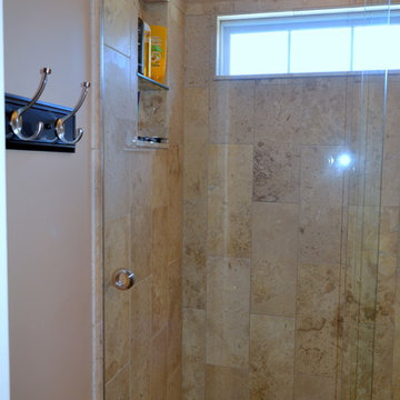 Kinder Hall Bath