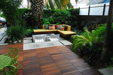 Patio - contemporary patio idea in Los Angeles