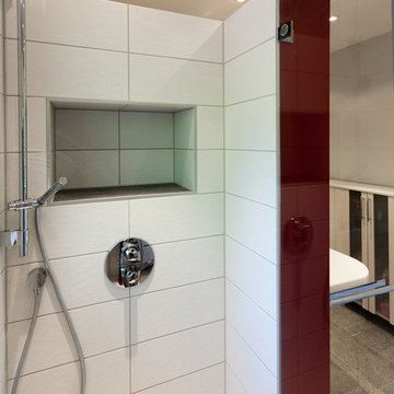 Rot/weiß Kontrast im Badezimmer