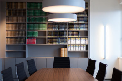 Großes Modernes Esszimmer mit weißer Wandfarbe, Teppichboden und grauem Boden in Düsseldorf