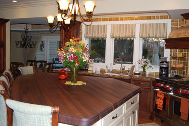 Example of a classic eat-in kitchen design in Columbus with an island