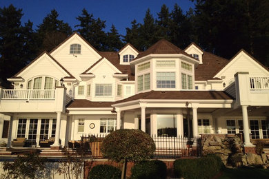 Große, Dreistöckige Holzfassade Haus mit weißer Fassadenfarbe und Walmdach in Seattle