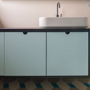 Design e colore in un bagno giocoso