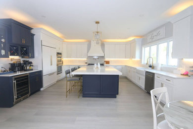Example of a minimalist kitchen design in New York