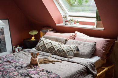 Kleines Stilmix Schlafzimmer mit roter Wandfarbe, Laminat, grauem Boden und eingelassener Decke in Hamburg