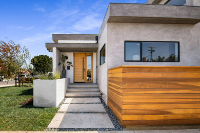 This is an example of a modern entryway in Los Angeles.