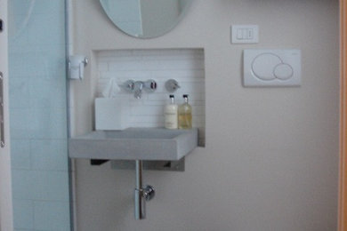 Idee per un bagno di servizio minimalista di medie dimensioni con pareti beige e top in quarzo composito