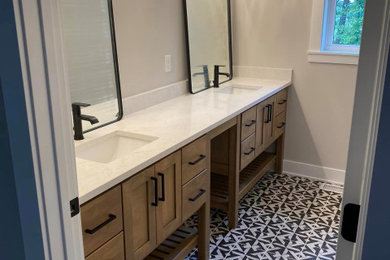Cottage bathroom photo in Chicago