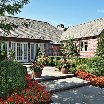 Historic Cottage W/ Courtyard