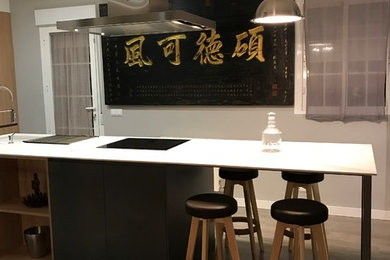 Imagen de cocina lineal moderna grande abierta con armarios abiertos, puertas de armario grises, encimera de cuarzo compacto, salpicadero marrón, salpicadero de azulejos de cerámica, electrodomésticos de acero inoxidable, suelo de baldosas de cerámica, una isla y suelo marrón