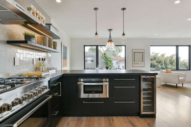 Inspiration for a modern kitchen remodel in San Francisco