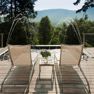 シャーロットの中サイズの長方形ミッドセンチュリースタイルのおしゃれなプール (デッキ材舗装) の写真