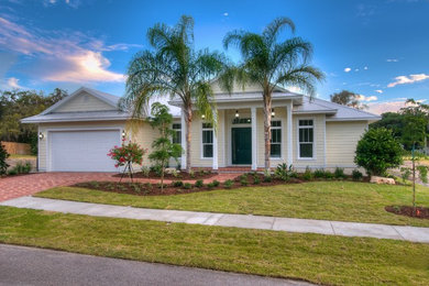 Example of a mid-sized beach style home design design in Tampa