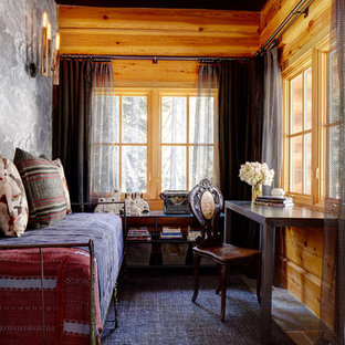 Eklektisk inredning av ett litet hemmabibliotek, med grå väggar, skiffergolv och ett fristående skrivbord