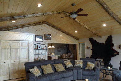 Mountain style family room photo in Milwaukee