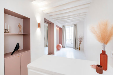 Ejemplo de cocina alargada contemporánea pequeña abierta con armarios con rebordes decorativos, suelo blanco y vigas vistas